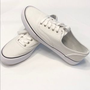 Women’s size 9 tennis shoe